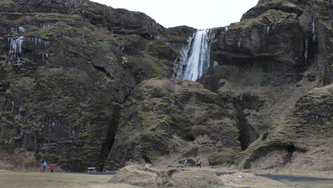 Cascada-De-Gljufrabui-En-Islandia-Con-Turistas-Alrededor