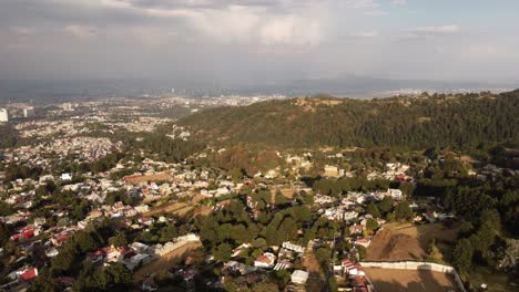 Luftaufnahme-Der-Fabelhaften-Dorflandschaft-Mit-Grünem-Wald,-Mexiko