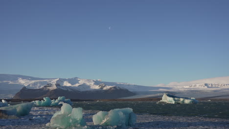 Iceberg-En-La-Laguna-Jokulsarion-Con-Montañas-Y-Nieve,-Islandia