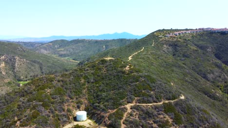 Luftaufnahmen-Der-üppigen-Grünen-Wände-Des-Wildnisparks-Aliso-And-Wood-Canyons-In-Den-San-Joaquin-Hills-Von-Orange-County,-Kalifornien