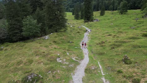 Wanderweg-In-Den-Schweizer-Alpen,-Eine-Familie-Auf-Einem-Sportabenteuer,-Top-drohnenansicht,-Obwalden,-Engelberg