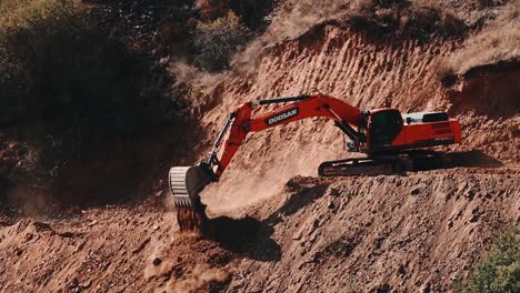 Rocky-Mountain-Road-Excavadora-De-Orugas-Trabajando-En-La-Construcción-De-Una-Carretera