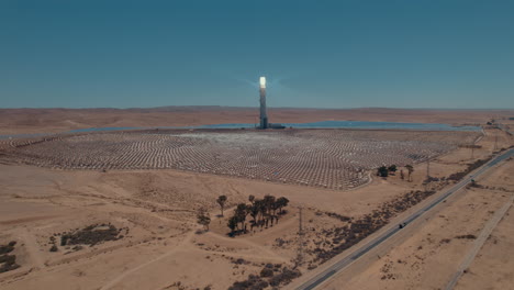 Riesiges-Solarkraftwerk-Aus-Der-Ferne-In-Der-Wüste-Von-Iarael,-Ashalim-Kraftwerk---Paralax-Drohnenaufnahme-Mit-Langsamer-Verfolgung