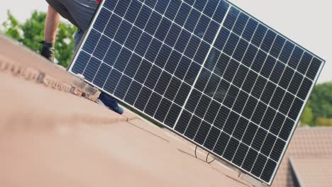 Techniker-Mit-Neuem-Solarmodul-Zur-Installation-Auf-Dachschienenhalterung,-Statisch
