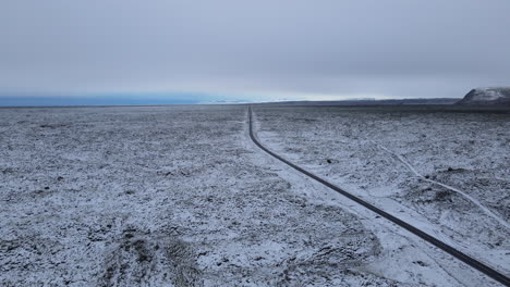 Toma-Aérea-De-Un-Camino-Infinito-Sin-Nadie-Alrededor-Durante-El-Invierno-En-Islandia