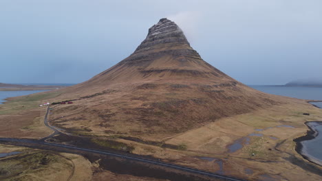 Aerial-shot-of-Kirkjufell-and-surrounding,-Iceland