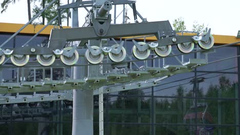 Close-up-of-cable-car-and-chairlift-mechanism-and-wheels-spinning