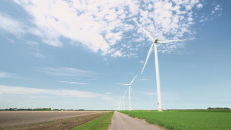 Turbinas-De-Viento-En-Un-Campo-Agrícola-En-Los-Países-Bajos,-Europa-2
