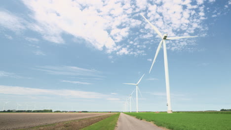 Turbinas-De-Viento-En-Un-Campo-Agrícola-En-Los-Países-Bajos,-Europa