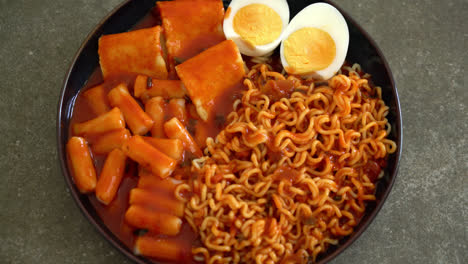 Korean-instant-noodles-with-Korean-rice-cake-and-fish-cake-and-boiled-egg---Rabokki---Korean-food-style-2