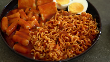 Korean-instant-noodles-with-Korean-rice-cake-and-fish-cake-and-boiled-egg---Rabokki---Korean-food-style-1