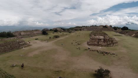 Vista-Panorámica-Del-Sitio-Arqueológico-Precolombino-De-Monte-Albán-En-El-Estado-Mexicano-De-Oaxaca
