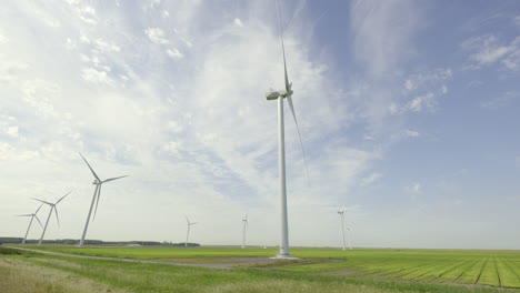 Turbinas-De-Viento-En-Un-Campo-Agrícola-En-Los-Países-Bajos,-Europa-1