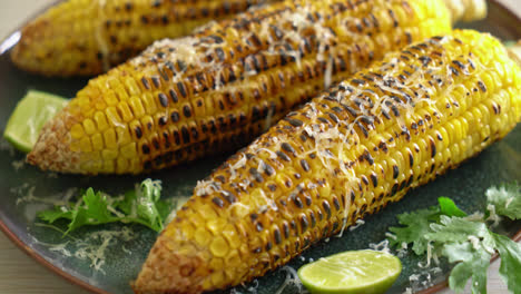 Barbecue-and-grilled-corn-with-cheese-and-lime-on-plate