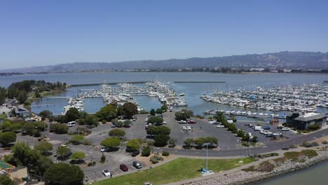 Emeryville-Marina-on-a-quiet,-summer-day-in-sunny-Oakland,-USA---Aerial-view