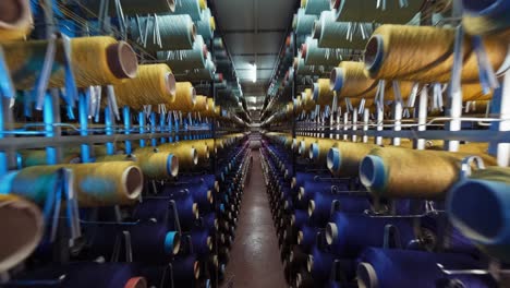 Teppichfabrik,-Teppichproduktion,-Synthetische-Garne-Zum-Weben-Loom.4k.-1