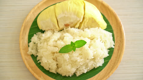Durian-Con-Arroz-Pegajoso---Cáscara-Dulce-De-Durian-Con-Frijol-Amarillo,-Arroz-Durian-Maduro-Cocinado-Con-Leche-De-Coco---Postre-Tailandés-Asiático-Comida-De-Frutas-Tropicales-De-Verano