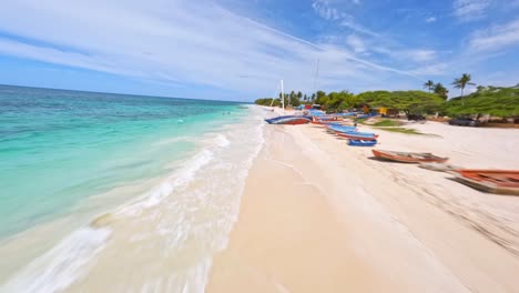 Aufregender-Low-Fpv-drohnenflug-über-Tropische-Playa-Pedernales-In-Der-Karibik