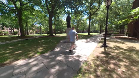 Hombre-De-Izquierda-A-Derecha-Caminando-Por-La-Estatua-4k