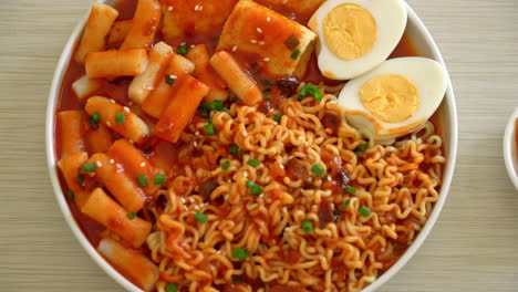 Korean-instant-noodles-with-Korean-rice-cake-and-fish-cake-and-boiled-egg---Rabokki---Korean-food-style