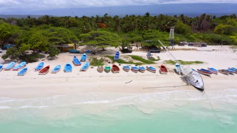 Barcos-De-Pesca-Detenidos-En-La-Playa-Del-Caribe-Tropical
