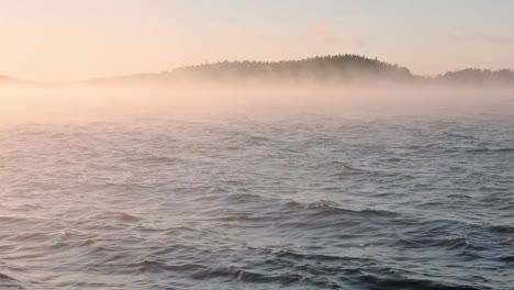 Windiges-Und-Nebliges-Meer-Während-Der-Goldenen-Stunde-Des-Sonnenuntergangs-Im-Südwesten-Finnlands-Im-Herbst