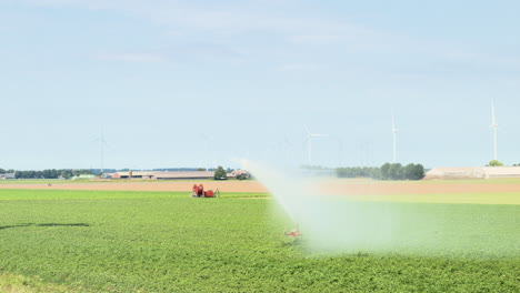 Landwirtschaftliches-Bewässerungssystem,-Das-Wasser-über-Kulturen-Sprüht,-Niederlande-3