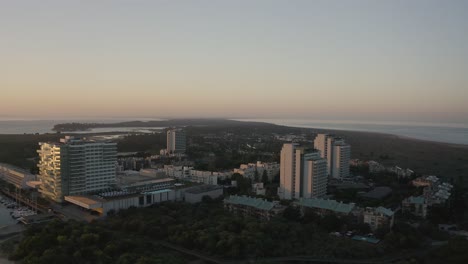 Am-Frühen-Morgen-Der-Silhouette-Himmel-über-Dem-Ozean-Mit-Troia-Stadt-Im-Hintergrund