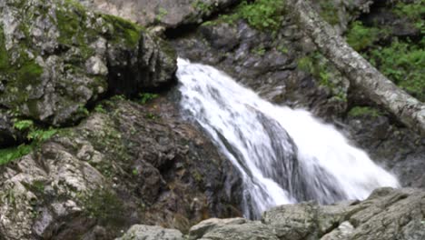 Ein-Herrlicher-Wasserfall,-Umgeben-Von-Felsen,-Vegetation-Und-Wald