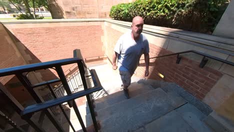 Hombre-Subiendo-Escaleras-En-El-Campus-4k