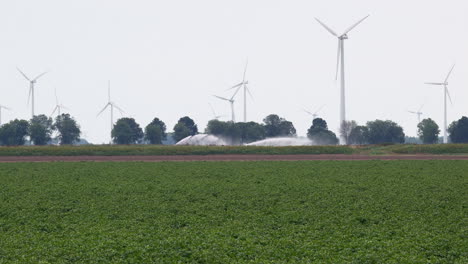 Turbinas-De-Viento-En-Un-Campo-Agrícola-En-Los-Países-Bajos,-Europa-5