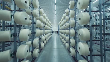 Textilindustrie---In-Der-Maschine-Laufender-Garnfaden