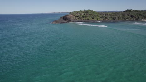 Panorama-De-Las-Aguas-Azules-Del-Mar-De-Tasman-Y-El-Promontorio-Fingal-En-Verano-En-Nueva-Gales-Del-Sur,-Australia