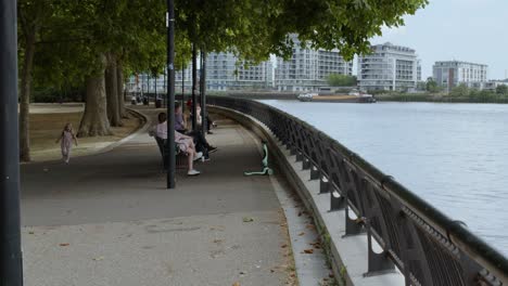 Familien-Entspannen-Im-Park-Mit-Blick-Auf-Die-Themse,-London,-Uk-4k-Filmisches-Großbritannien