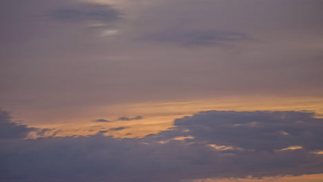 Sich-Bewegende-Graue-Wolken-Mit-Orangefarbenem-Sonnenuntergangslicht