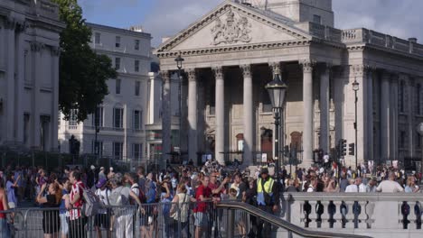 Berühmter-Trafalgar-Platz-Voller-überfüllter-Touristen-Im-Zentrum-Von-London,-Großbritannien-4k-Filmisches-Großbritannien
