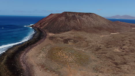 Fantastische-Luftaufnahme-An-Einem-Sonnigen-Tag-Und-Annäherung-An-Den-Vulkan-Der-Insel-Der-Wölfe-Auf-Den-Kanarischen-Inseln