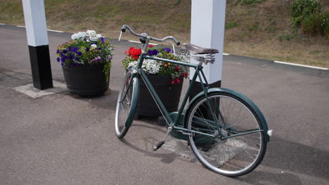 Una-Bicicleta-Antigua-De-Los-Años-30-En-Una-Estación-De-Tren-Durante-La-Segunda-Guerra-Mundial