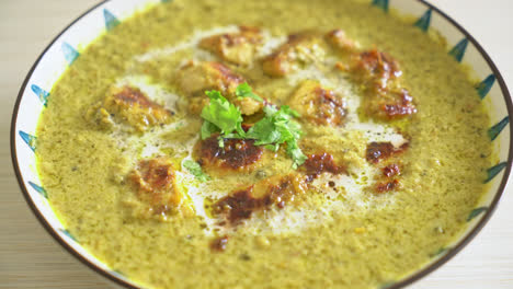 Afghanisches-Hähnchen-In-Grünem-Curry-Oder-Hariyali-Tikka-Hähnchen-Hara-Masala---Indischer-Essensstil