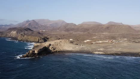 Océano-Azul-Oscuro-Que-Se-Lava-En-El-Borde-Costero-De-Fuerteventura-La-Pared-Rugosa