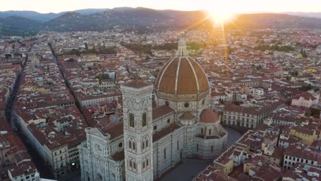 Increíble-Vuelo-De-Drones-Sobre-La-Catedral-De-Florencia-Con-Rayos-De-Sol,-Montañas-En-Segundo-Plano