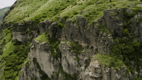 Steile-Schroffe-Klippen-über-Den-Fluss-In-Der-Nähe-Der-Festung-Khertvisi-In-Mescheti,-Georgien