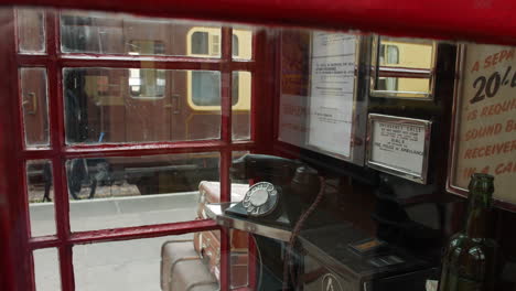 Una-Cabina-Telefónica-Británica-Roja-De-La-Década-De-1940-Con-Un-Teléfono-Rotatorio-Negro-En-El-Interior-Durante-La-Segunda-Guerra-Mundial