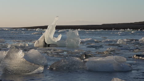 Pequeño-Iceberg-En-El-Mar-A-Lo-Largo-De-La-Playa-De-Diamantes-En-Islandia