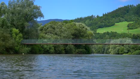 Schöne-Brücke,-Die-Einen-Kleinen-Fluss-In-Der-Landschaft-Der-Slowakei-überquert