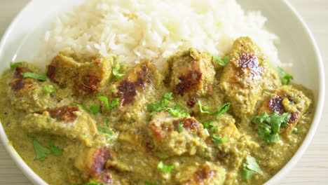 Pollo-Afgano-En-Curry-Verde-O-Pollo-Hariyali-Tikka-Hara-Masala-Con-Arroz---Estilo-De-Comida-Asiática