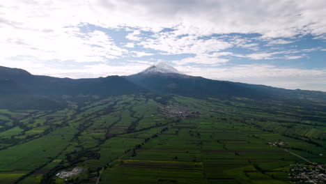 Rückwärts-Drohne,-Die-Die-Schneebedeckte-Spitze-Des-Vulkans-Popocatepetl-In-Mexiko-Stadt-Und-Der-Stadt-Amecameca-Zeigt
