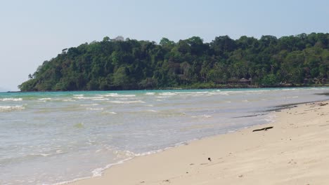 Eine-Nette-Tropische-Paradiesaufnahme-Der-Insel-Koh-Kood-In-Thailand,-Aufgenommen-Von-Einem-Atemberaubenden-Strand,-Mit-Weißem-Sand-Und-Wellen-Im-Vordergrund-In-Südostasien