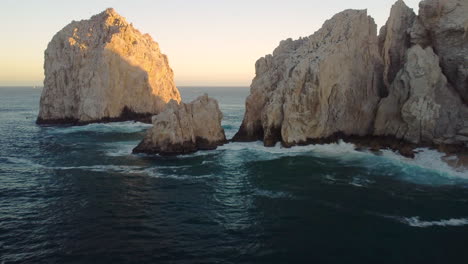 Tropisches-Wasser-Und-Klippen-Von-Cabo-San-Lucas-Bei-Sonnenuntergang