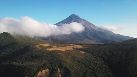Paisaje-Escénico-Con-El-Volcán-Mt-Taranaki-En-El-Fondo